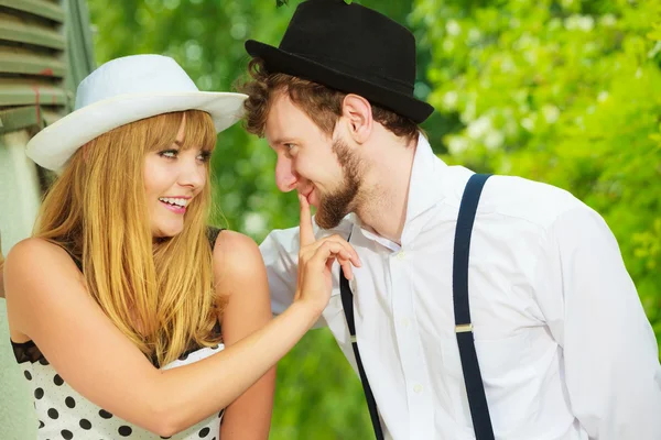 Paar sitzt im Retro-Stil auf Bank im Park — Stockfoto