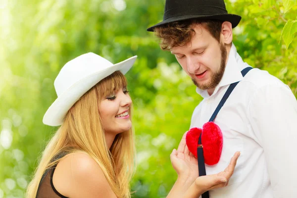 Casal estilo retro no amor com coração vermelho — Fotografia de Stock