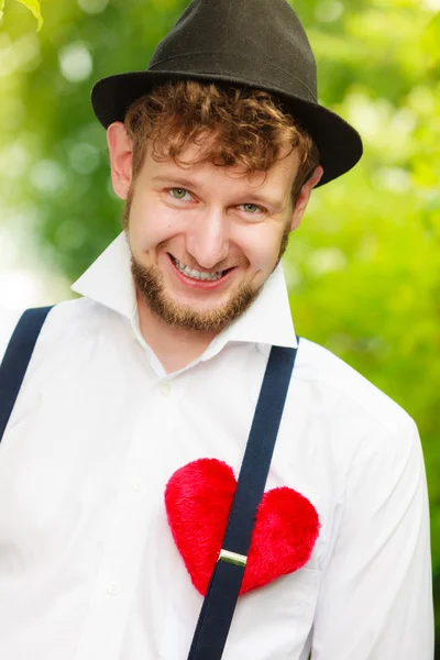 Νεαρός άνδρας στυλ ρετρό με κόκκινη καρδιά στο στήθος — Φωτογραφία Αρχείου
