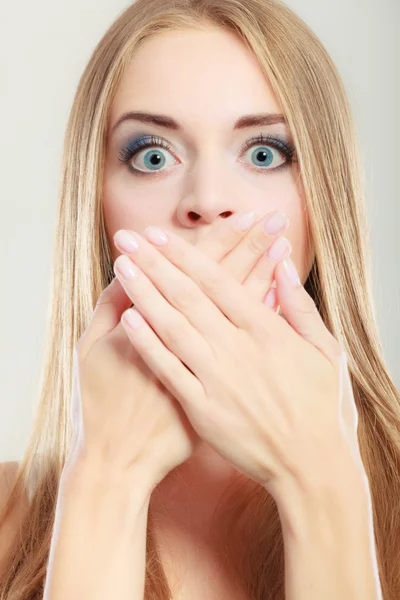 Verbaasd vrouw die betrekking hebben op haar mond met handen — Stockfoto