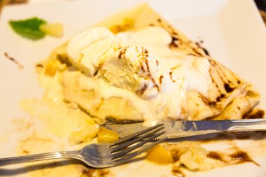 Dondurma ve çikolata sosu ile gözleme