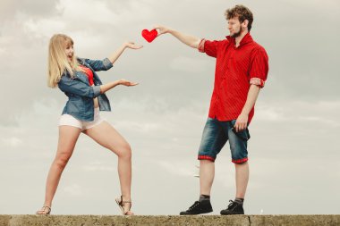 aşık çift kırmızı kalp açık tutar