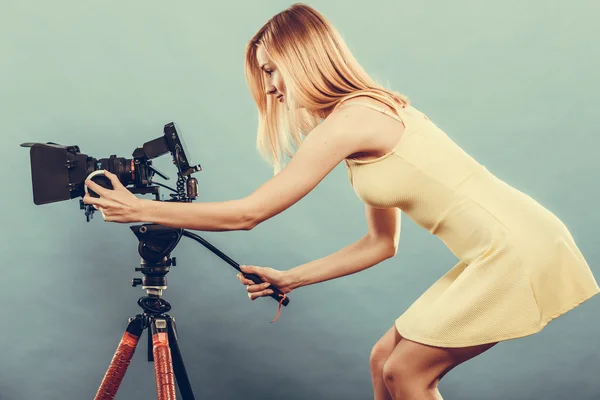 Mode blonde Mädchen mit Kamera — Stockfoto