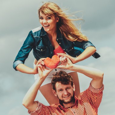 aşık çift kırmızı kalp açık tutar