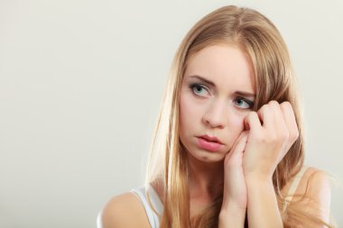 Genç üzgün kadın portre vurguladı