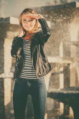 kadın rahat tarzı şehir çeşme karşı poz