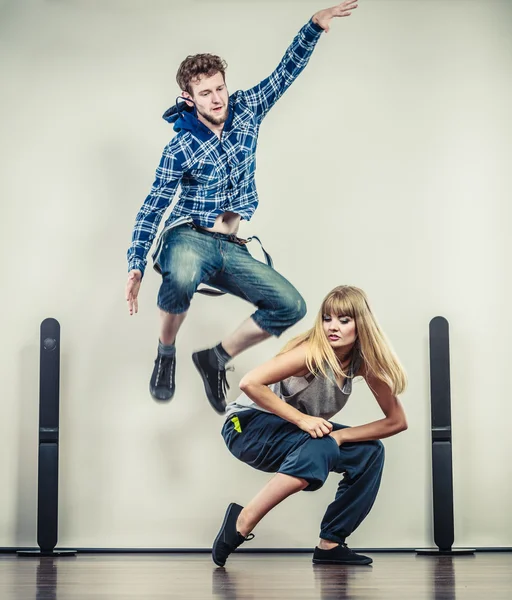 Couple of young man and woman dancing hip-hop — Stock Photo, Image