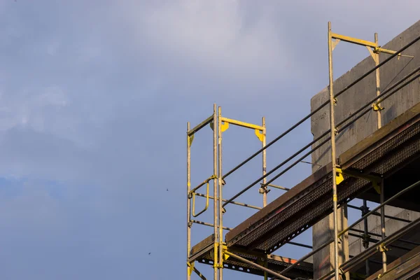 Muur van betonnen gebouw. Site bouwwerkzaamheden. — Stockfoto