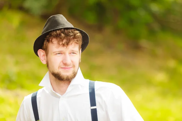 Jonge man retro stijl portret buiten — Stockfoto