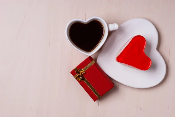Corazón en forma de taza de café pastel y caja de regalo —  Fotos de Stock