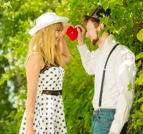 Casal estilo retro no amor com coração vermelho — Fotografia de Stock