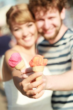 dondurma yeme genç Çift
