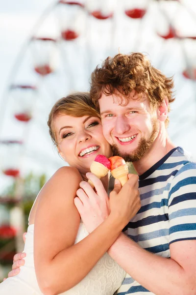 Jovem casal comer sorvete — Fotografia de Stock