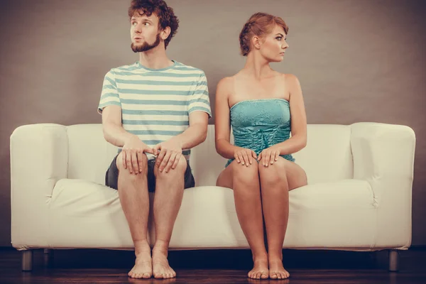 Uomo e donna in disaccordo seduti sul divano — Foto Stock