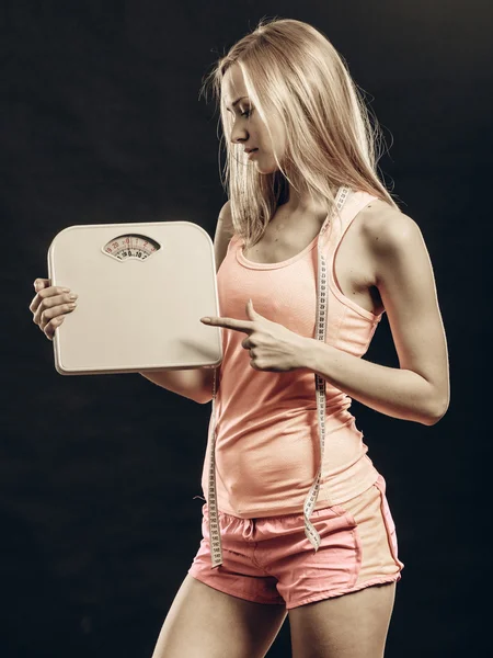 Gym woman holding weight scale — Stock Photo, Image