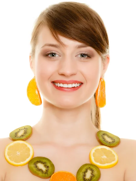 Meisje met ketting van vers fruit — Stockfoto