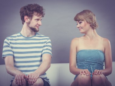 Utangaç kadın ve adam kanepede.