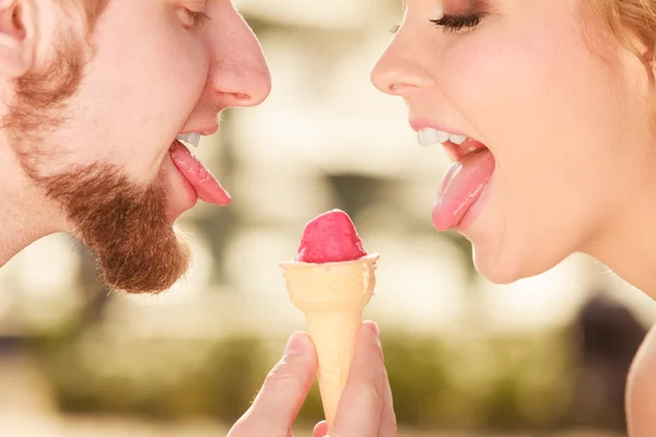 Giovane coppia mangiare gelato — Foto Stock