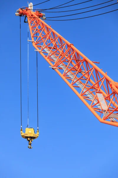 Kraan op poort gebied en blauwe hemel — Stockfoto