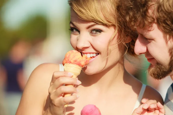 Young couple eating ice cream — Stock Photo, Image