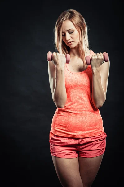 Menina fitness com halteres flexionando músculos no ginásio — Fotografia de Stock