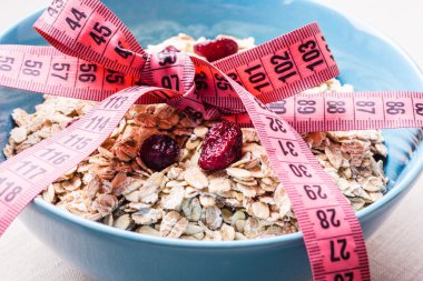 Teyp çevresinde ölçme ile mavi kapta yulaf ezmesi