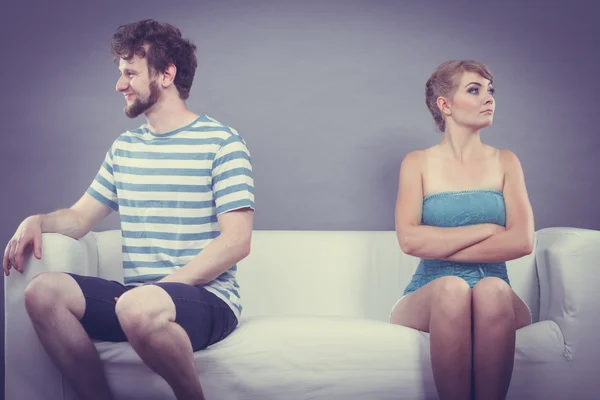 Homme et femme en désaccord assis sur le canapé — Photo