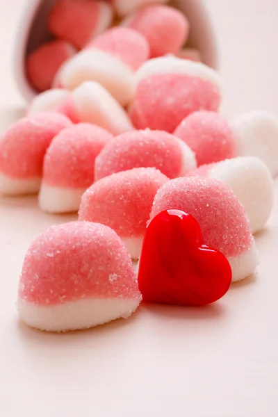 Roze gelei of marshmallows met suiker op tafel — Stockfoto