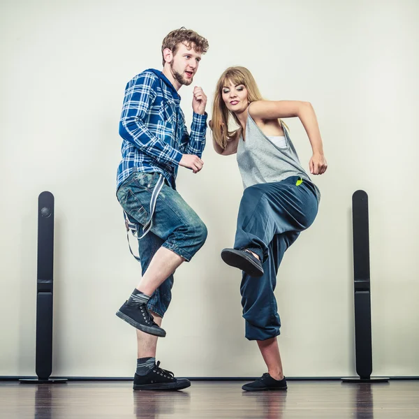 Paar junger Männer und Frauen tanzen Hip-Hop — Stockfoto