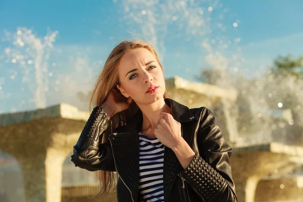 Casual stijl vrouw poseren tegen stad fontein — Stockfoto