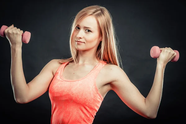 Attraktive sportliche Mädchen beim Heben von Gewichten — Stockfoto