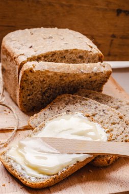 Tereyağlı taze kepekli ekmek