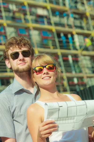 Pareja joven en frente de la casa moderna — Foto de Stock