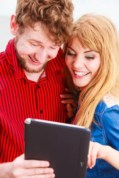 对年轻的夫妇在户外的平板电脑 — 图库照片