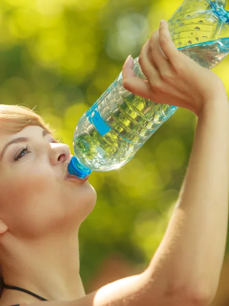 Tourist woman with water bottle outdoor — Stock Photo, Image