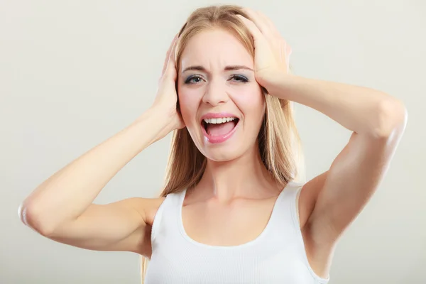 Closeup mulher estressada cobre os ouvidos com as mãos — Fotografia de Stock