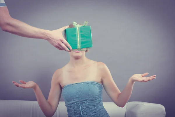 Hombre dando mujer caja de regalo — Foto de Stock