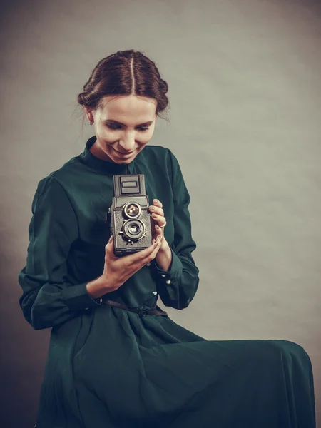 Gaya retro wanita dengan kamera lama — Stok Foto