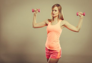 dambıl ile egzersiz fitness kadın.