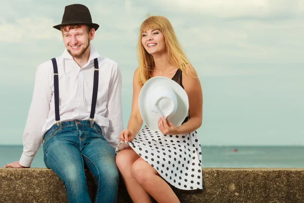 Liefdevolle paar retro stijl daten op Zeekust — Stockfoto