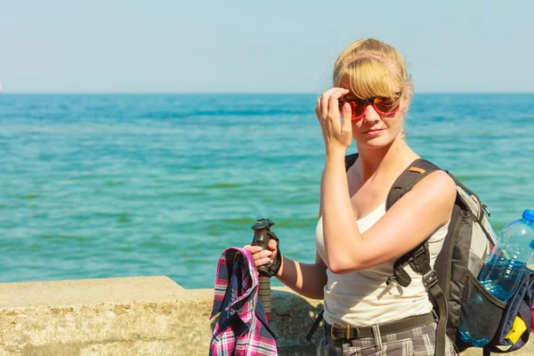 Jovem com mochila caminhadas na costa do mar — Fotografia de Stock