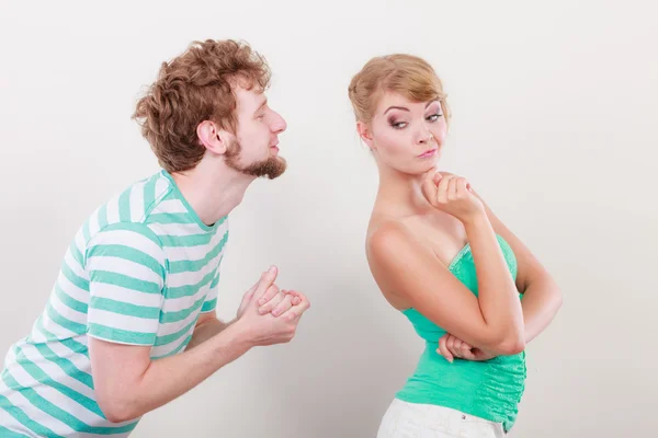 Man asking for forgivness. Conflicted couple. — Stock Photo, Image