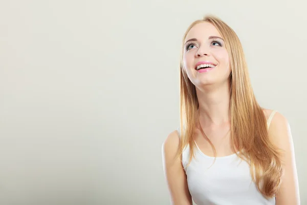 Retrato de mulher bonita sorrindo — Fotografia de Stock