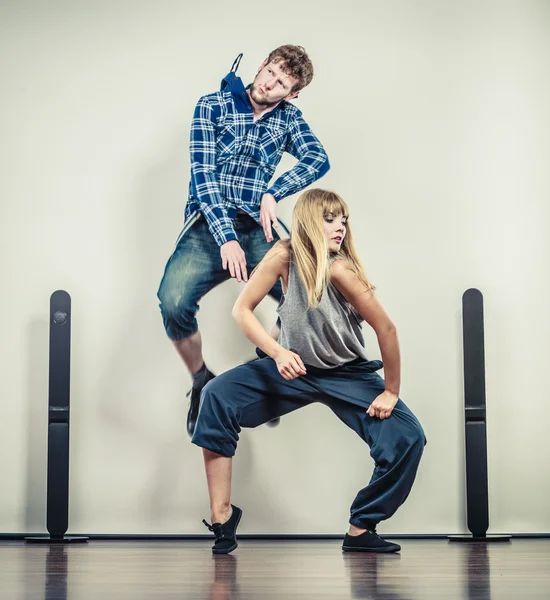 Young couple dancing hip-hop — Stock Photo, Image