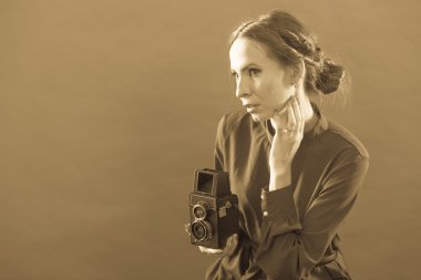 Kadın alarak resim ile eski fotoğraf makinesi