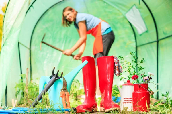 Жінка-фермер з інструментами для садівництва — стокове фото