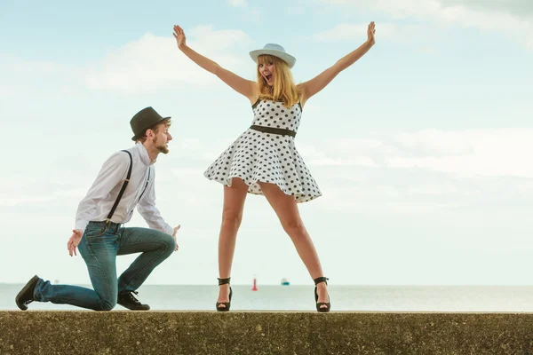 Milující pár flirtuje na břehu moře — Stock fotografie