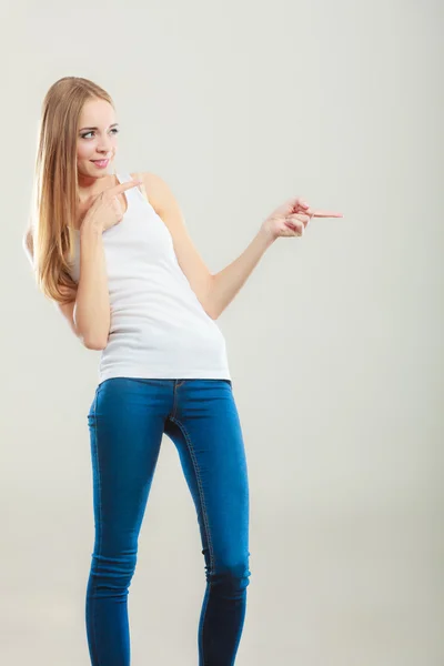 Jonge casual stijl vrouw — Stockfoto