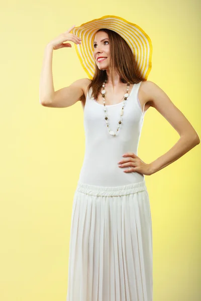 Vrouw in grote gele zomer hoed — Stockfoto