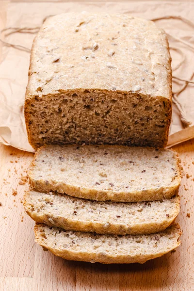 Dilimlenmiş kepekli ekmek — Stok fotoğraf